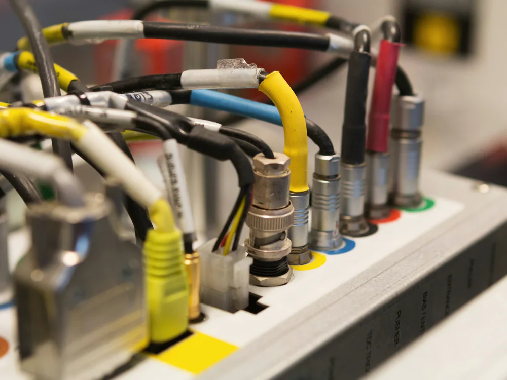 Industriele kabelconnectoren en kabels op een besturing