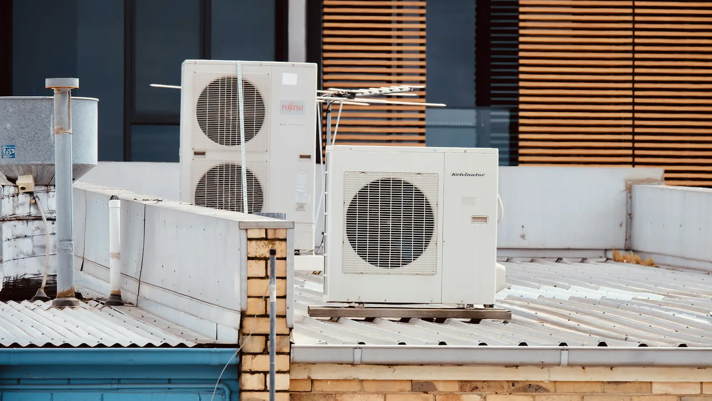 Condensors van koel- en klimaatinstallaties op een dak