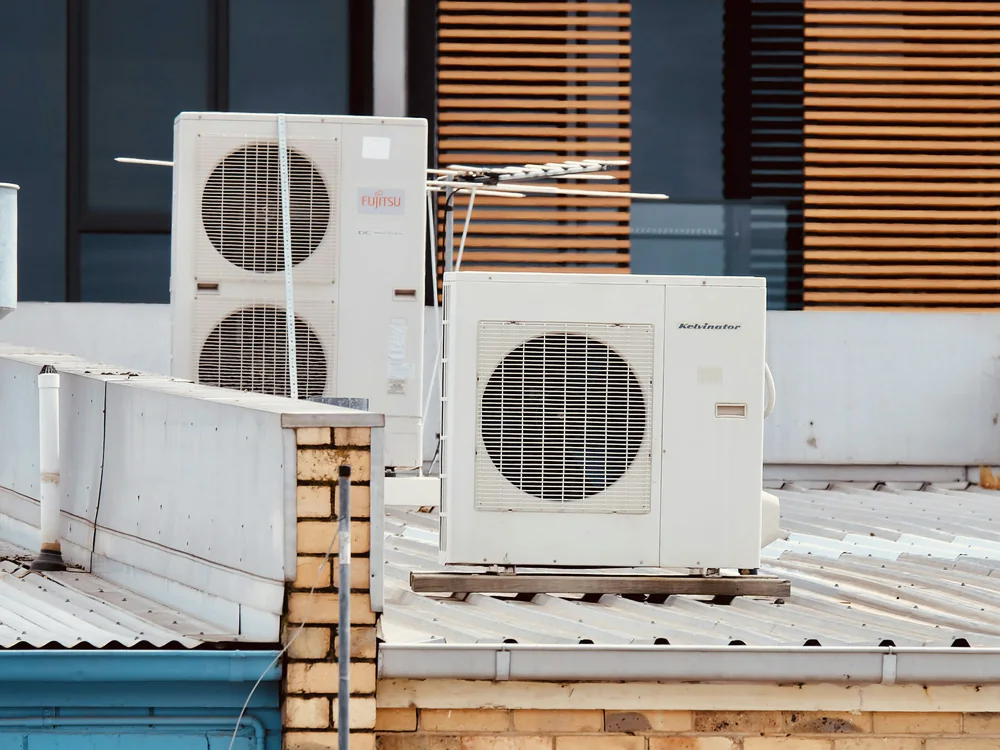 Condensors van koel- en klimaatinstallaties op een dak