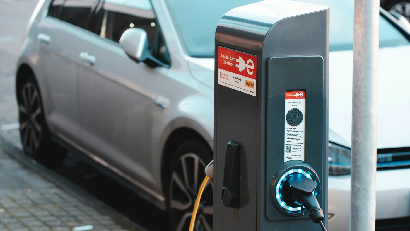 Openbare laadpaal met een elektrische auto aan de laadkabel