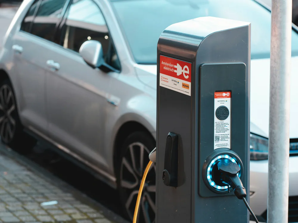 Openbare laadpaal met een elektrische auto aan de laadkabel