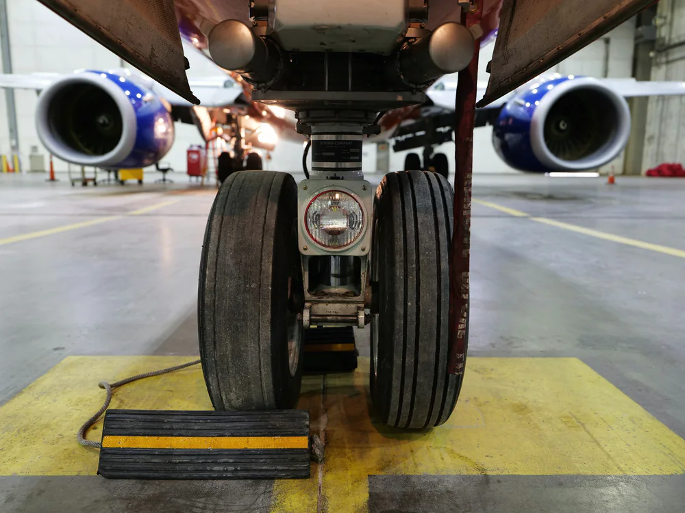 Landingsgestel van een vliegtuig in de hangar