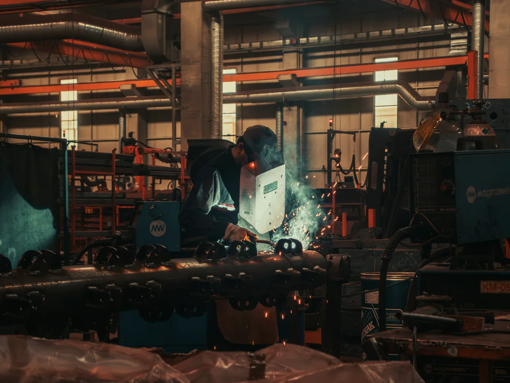 Lasser aan het werk in een grote fabriekshal