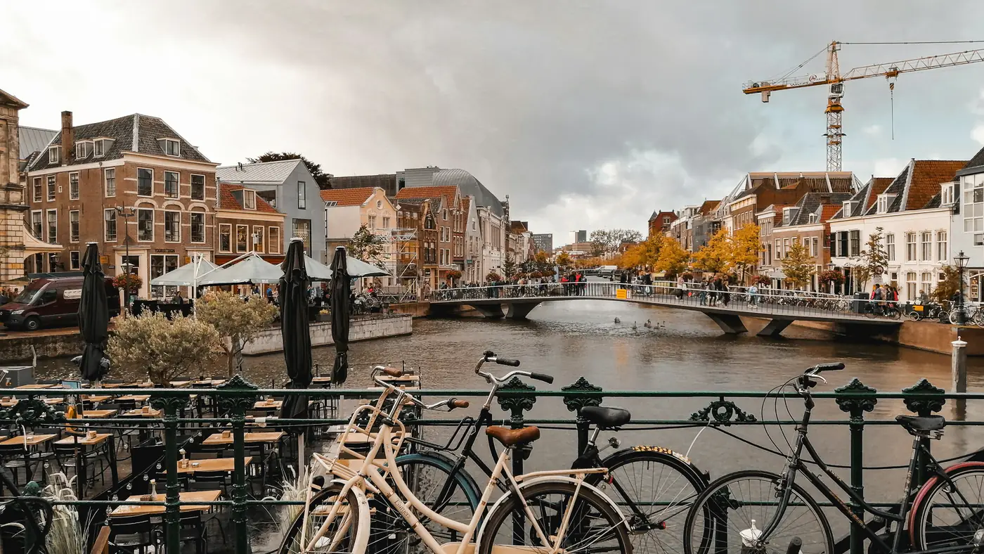 Gracht in Leiden met een bouwkraan op de achtergrond