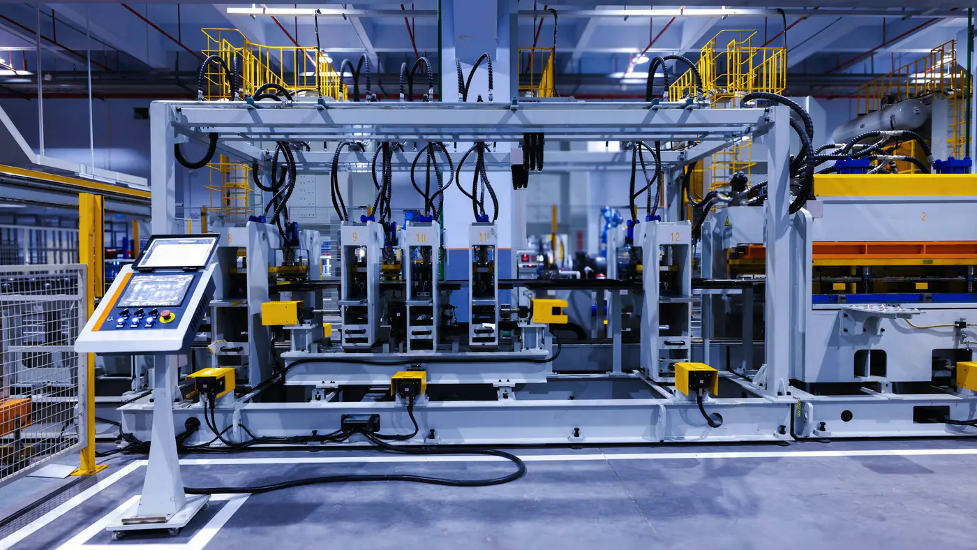 Machine met bedieningspaneel en veiligheidsafscherming