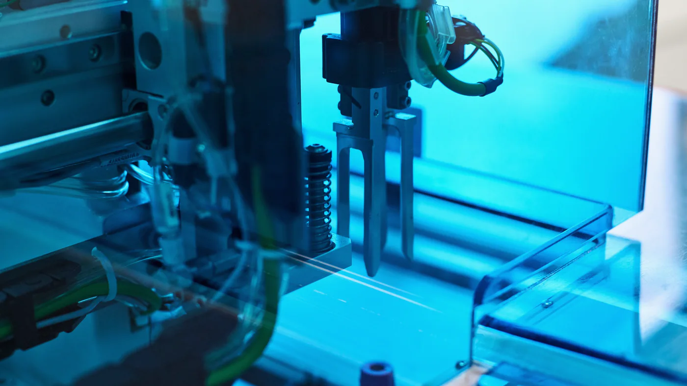 Detail van een bewerkingsmachine in blauw licht