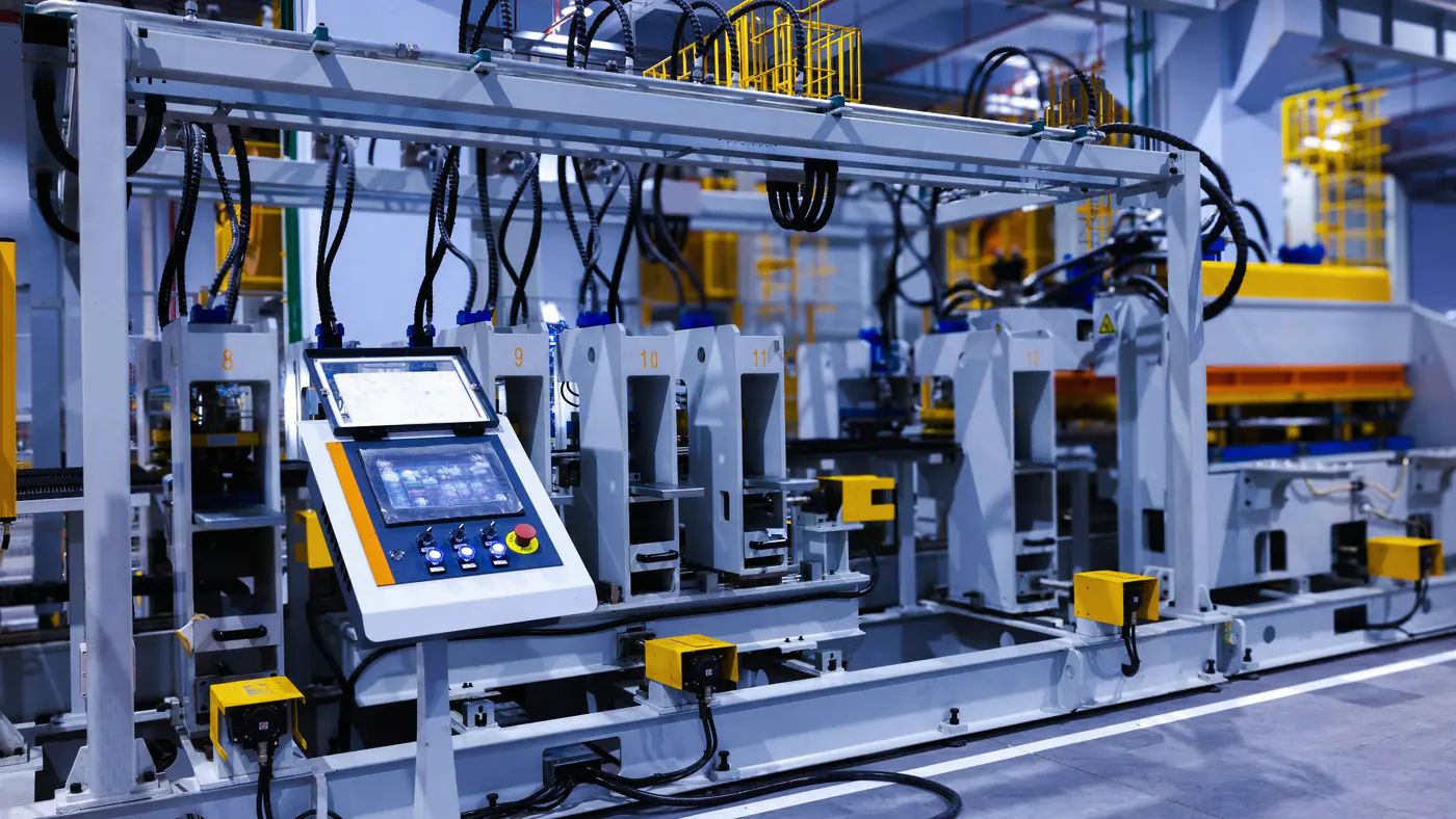 Productiemachine met bedieningspaneel en touchscreen in een fabriekshal