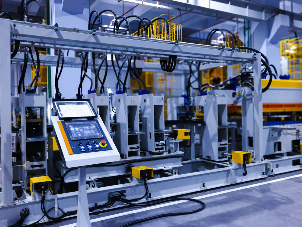 Productiemachine met bedieningspaneel en touchscreen in een fabriekshal