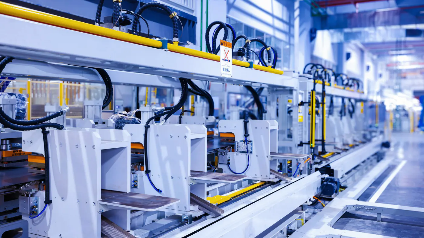 Geautomatiseerde machinelijn in een lichte productiehal