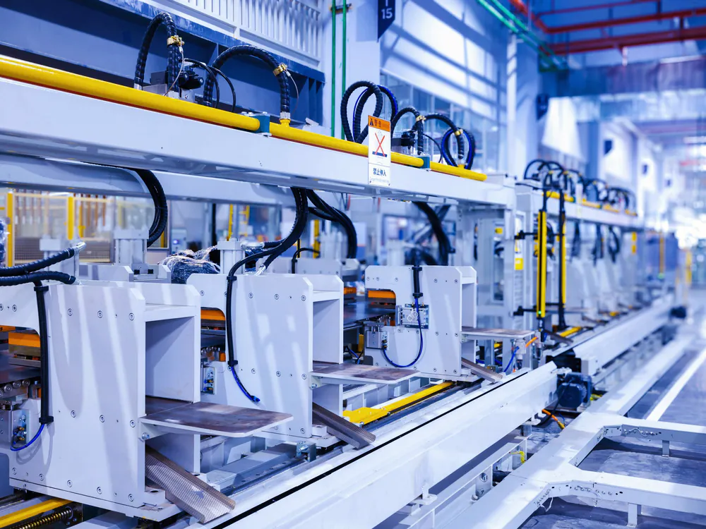 Geautomatiseerde machinelijn in een lichte productiehal