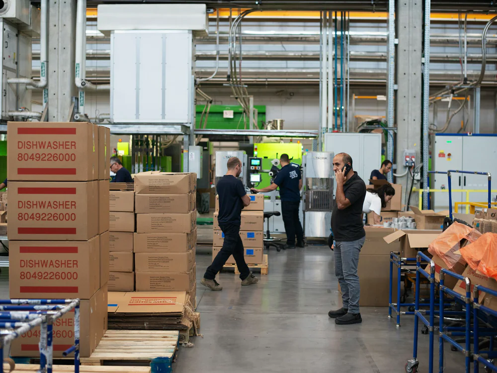 Medewerkers aan het werk in een magazijn