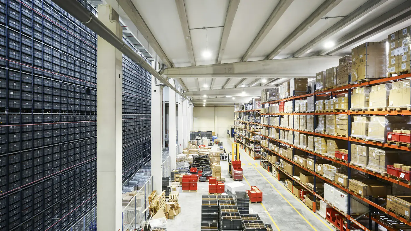 Magazijn met stellingen en een automatisch opslagsysteem
