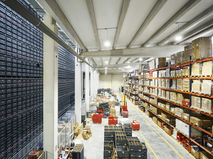 Magazijn met stellingen en een automatisch opslagsysteem