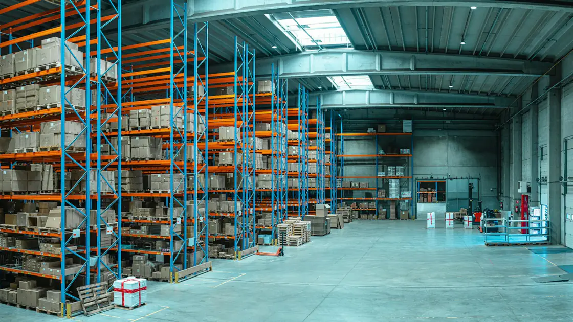 Magazijn met blauwe en oranje stellingen