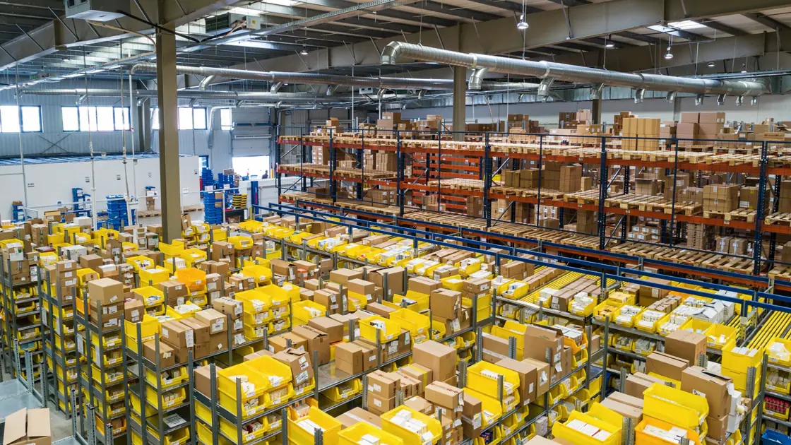 Magazijn met gele stellingen vol dozen