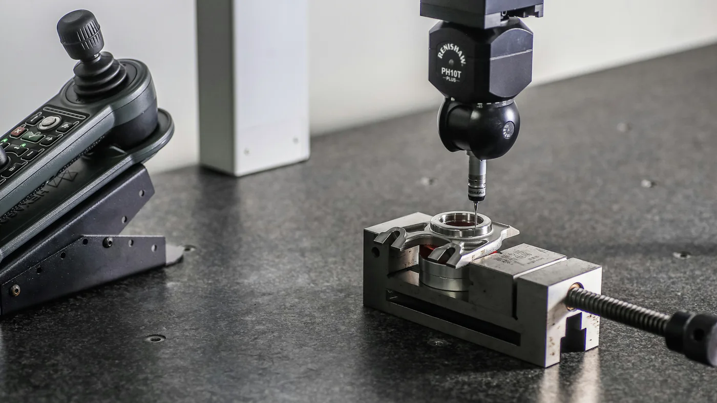 Taster van een 3D-meetmachine meet een werkstuk