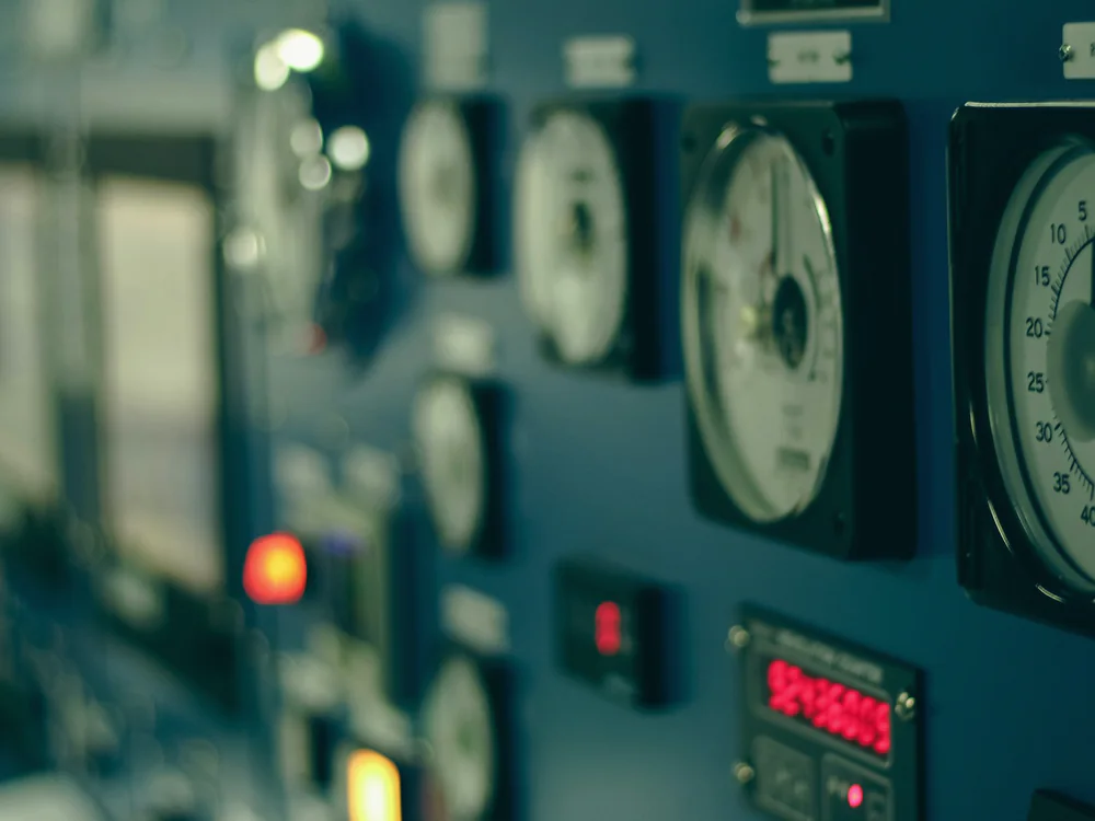 Analoge meters en lampjes op een bedieningspaneel
