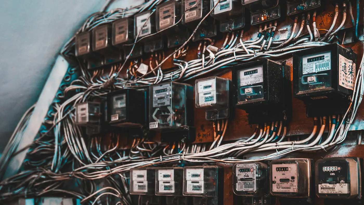 Wand vol elektriciteitsmeters