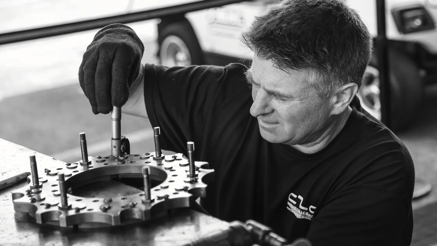 Mechanisch monteur zet een onderdeel vast op een tandwielkast