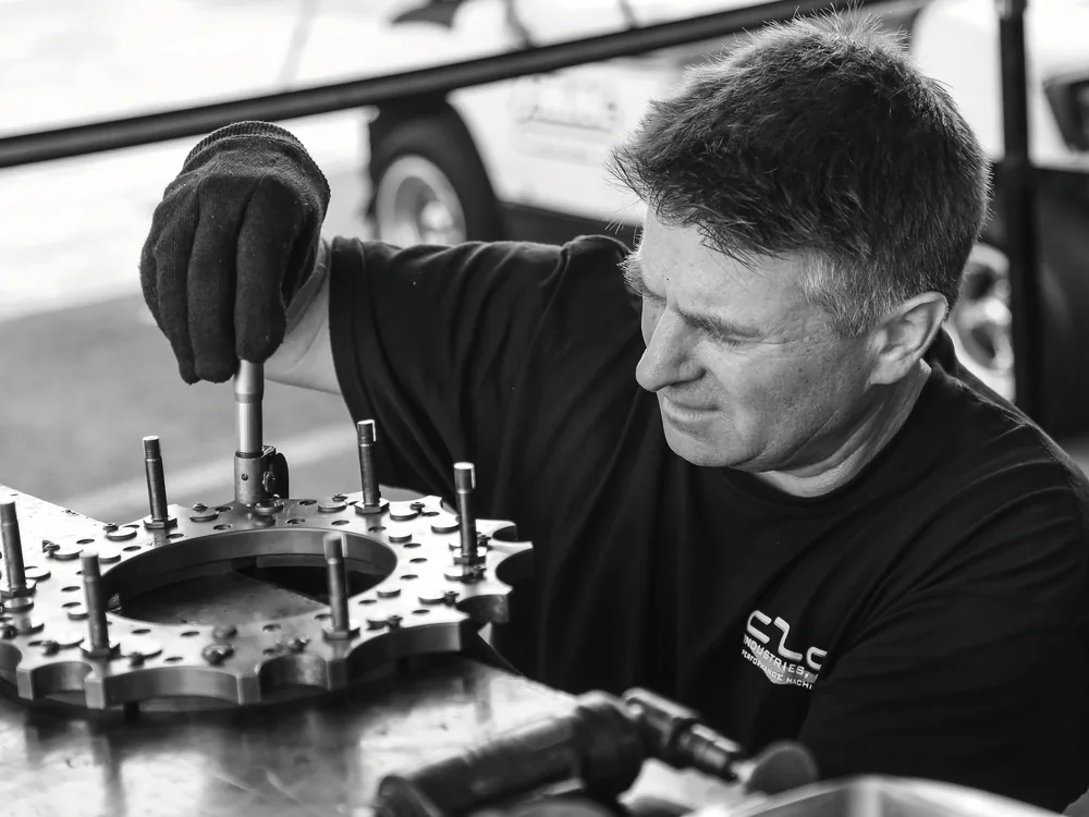 Mechanisch monteur zet een onderdeel vast op een tandwielkast
