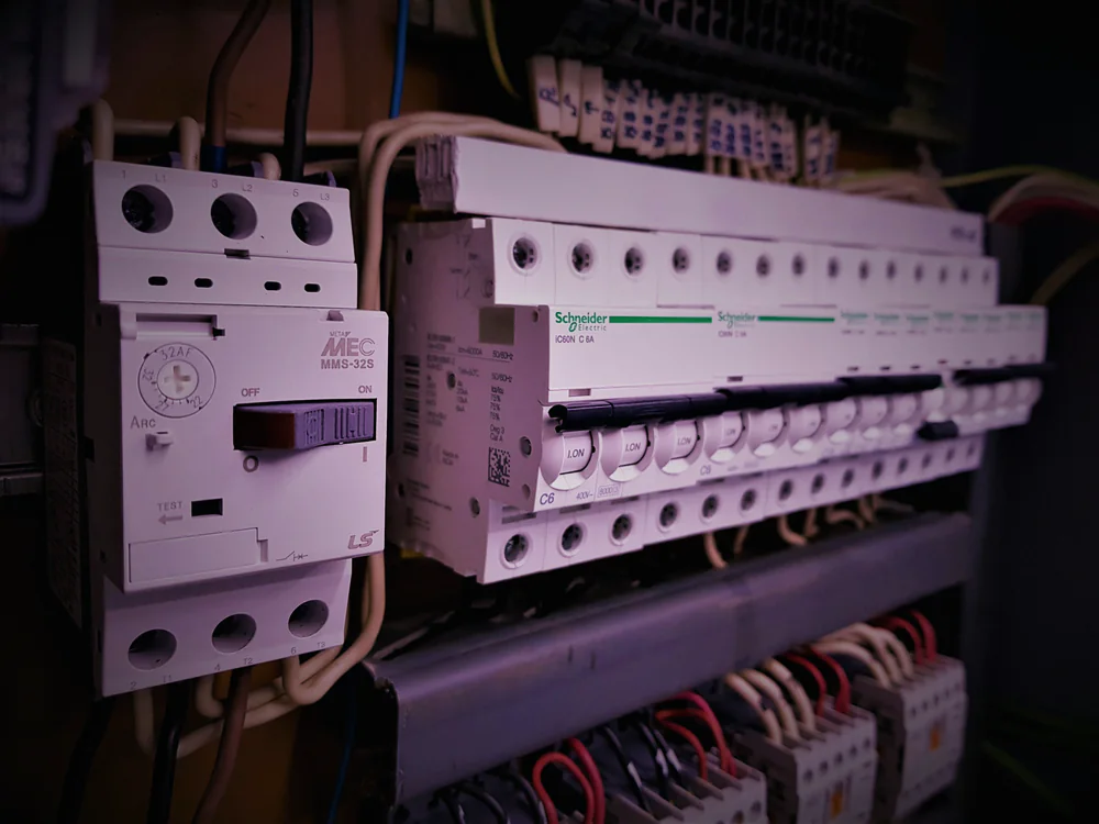 Motorbeveiligingsschakelaar en installatieautomaten op een DIN-rail