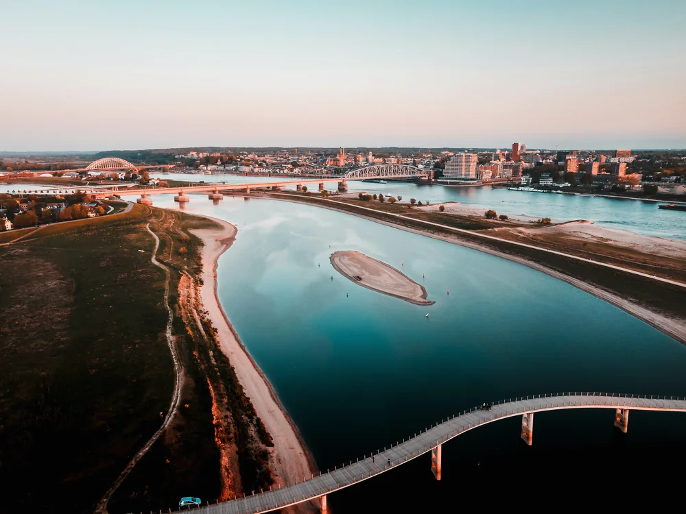 De Waal en Nijmegen vanuit de lucht