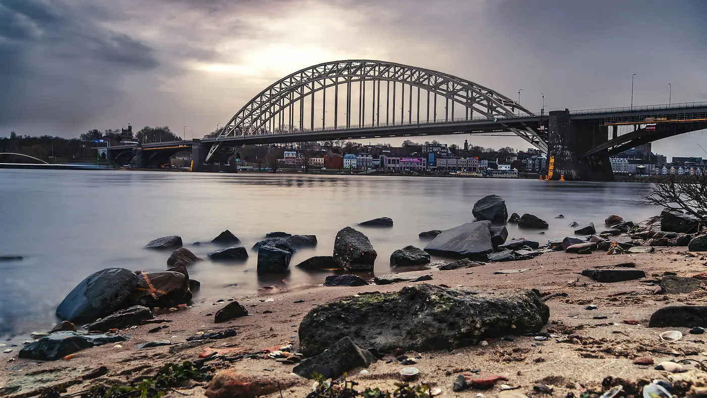 De Waalbrug over de Waal bij Nijmegen