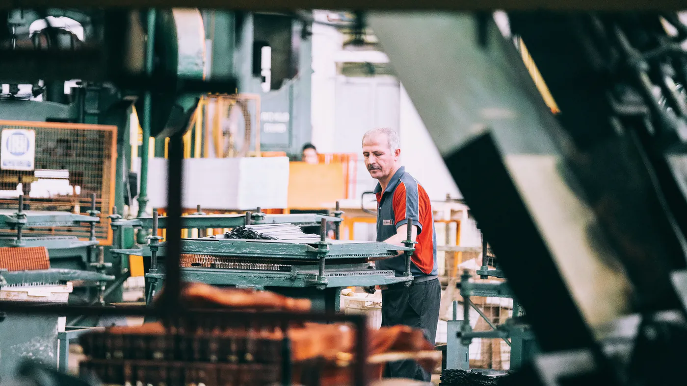Operator bij een productiemachine in een fabriek