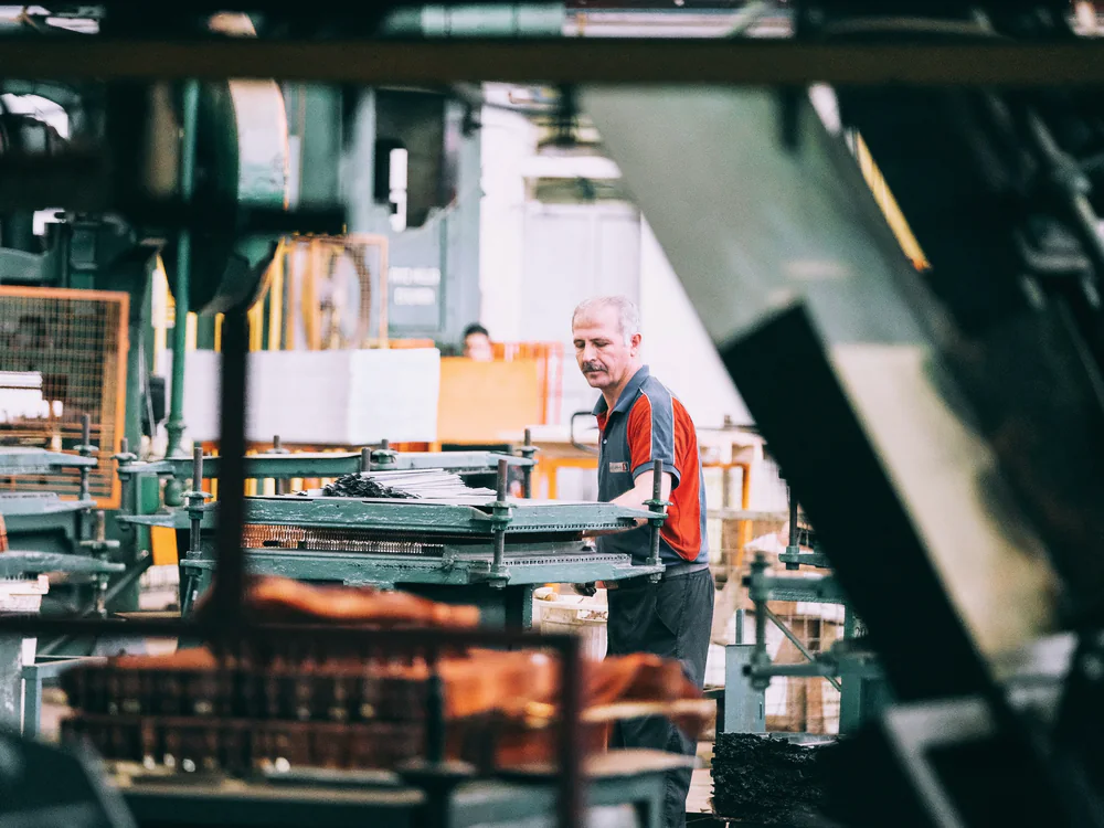 Operator bij een productiemachine in een fabriek