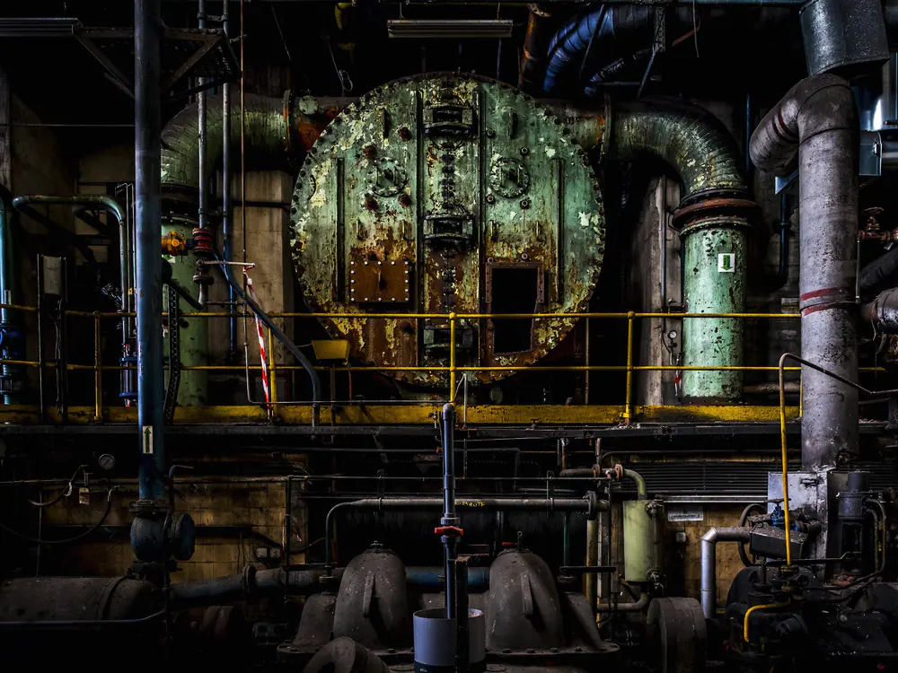 Oude industriele installatie met leidingen en drukvaten