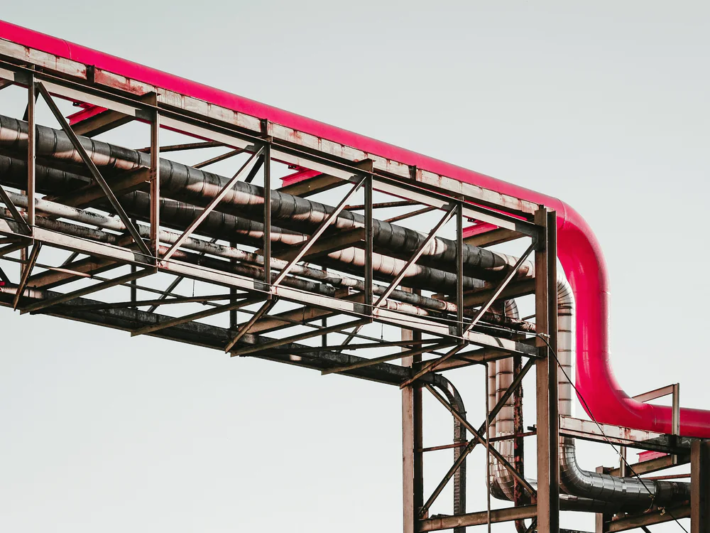 Pijpenbrug met leidingen tussen installaties