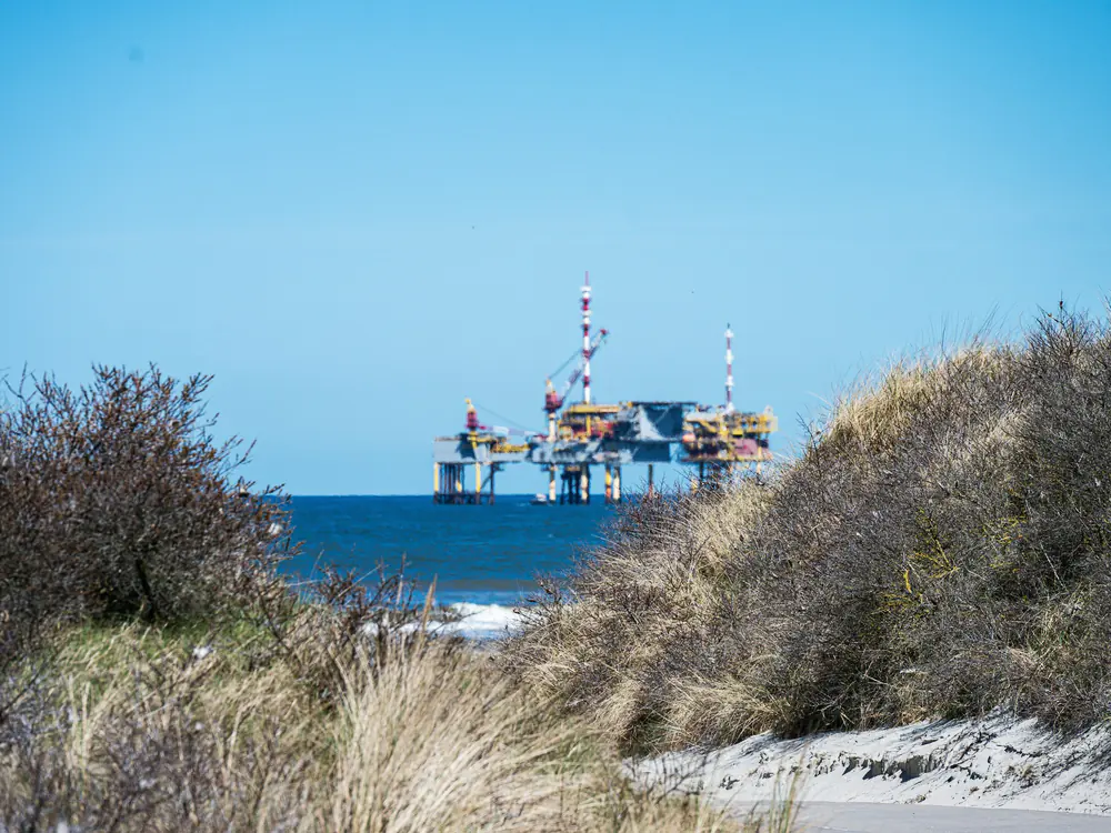 Offshoreplatform gezien vanaf de duinen