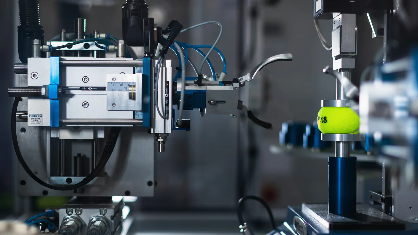 Pneumatische grijper en cilinders aan een machine
