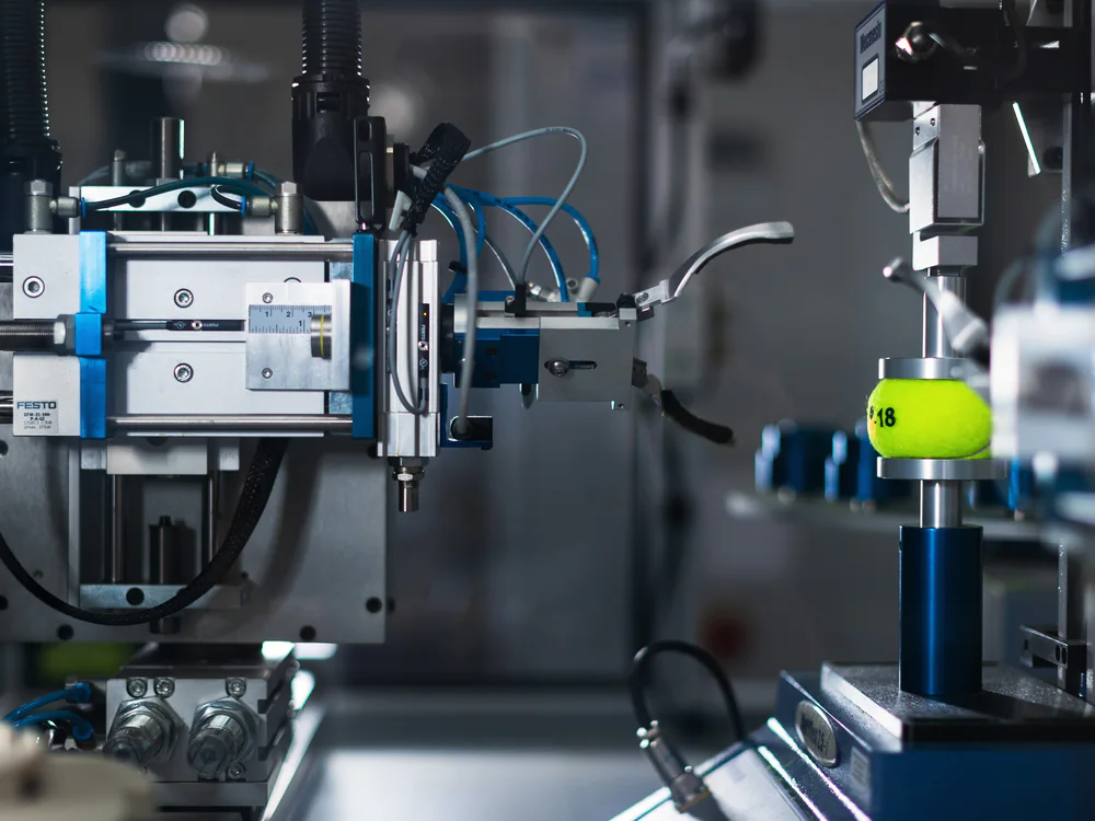 Pneumatische grijper en cilinders aan een machine
