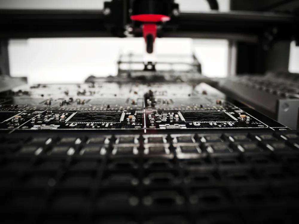 Machine bewerkt een printplaat