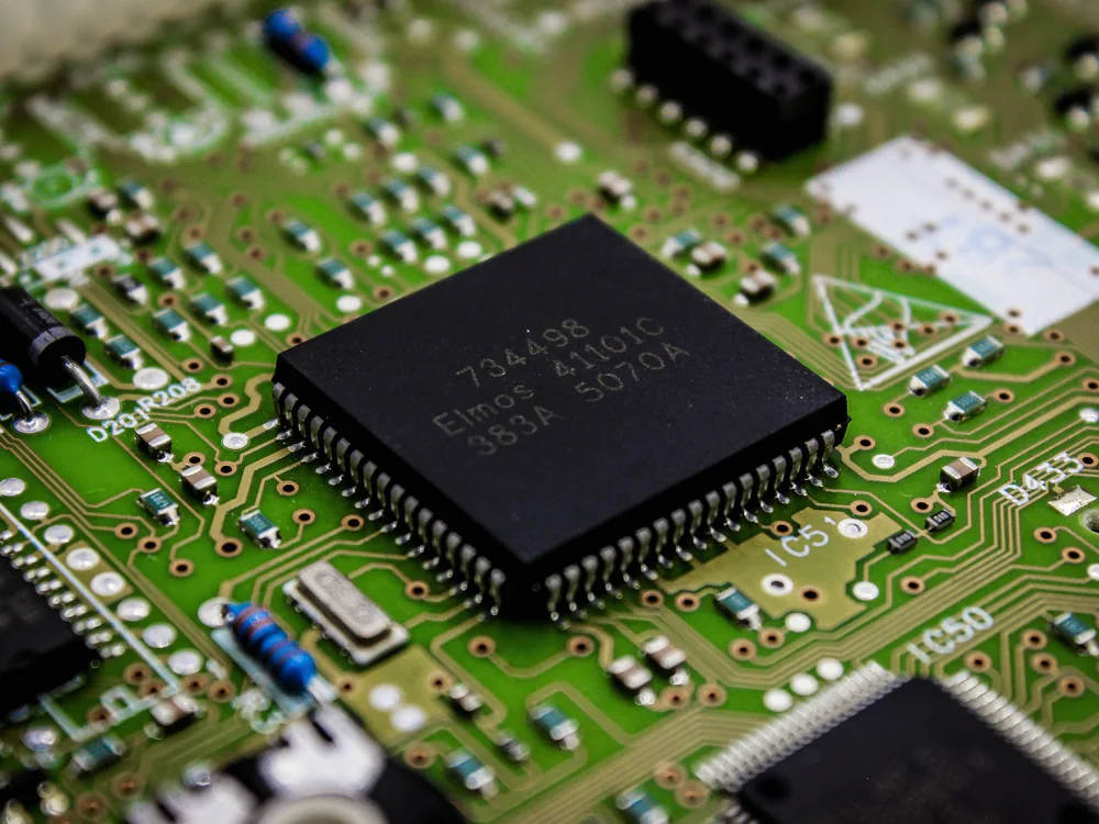Printplaat met een processor en componenten