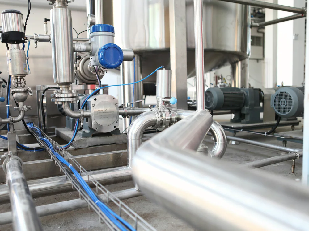 RVS-procesleidingen en pompen in een productieruimte