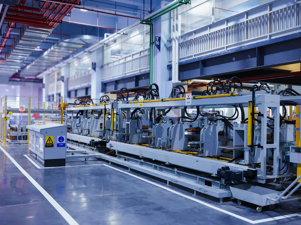 Moderne productiehal met geautomatiseerde lijnen