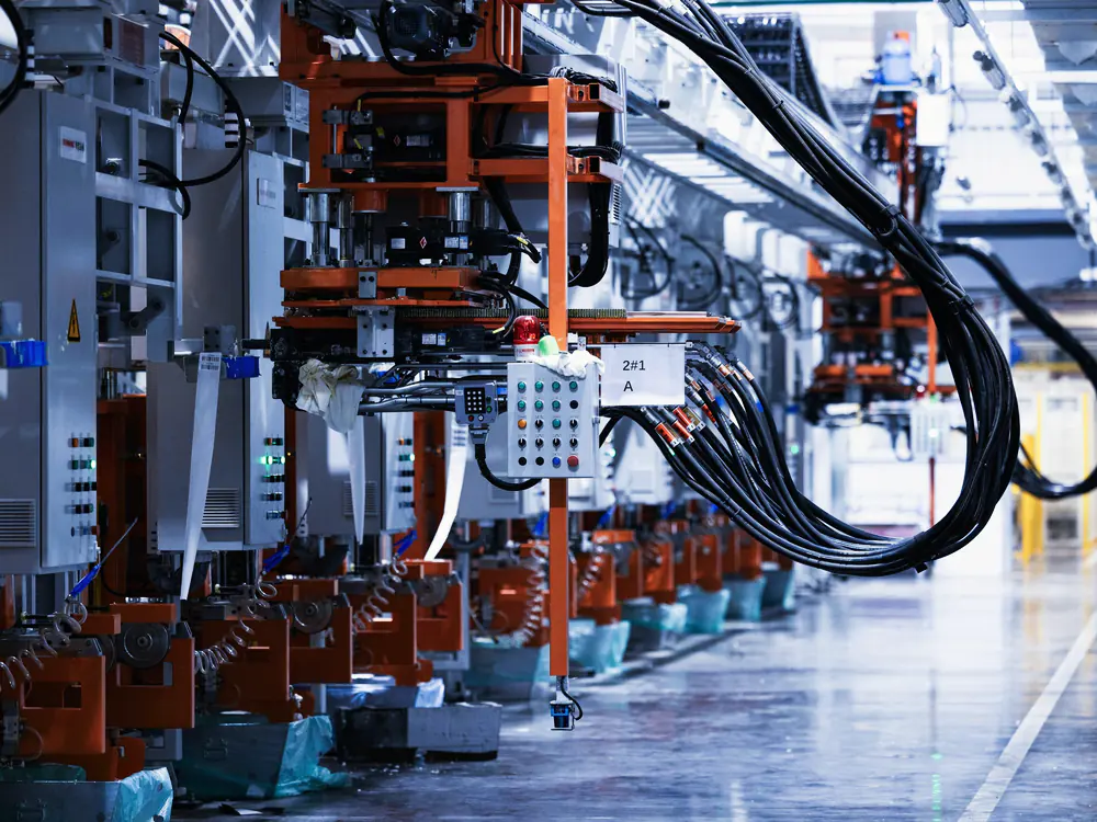 Geautomatiseerde productielijn met robots en bekabeling