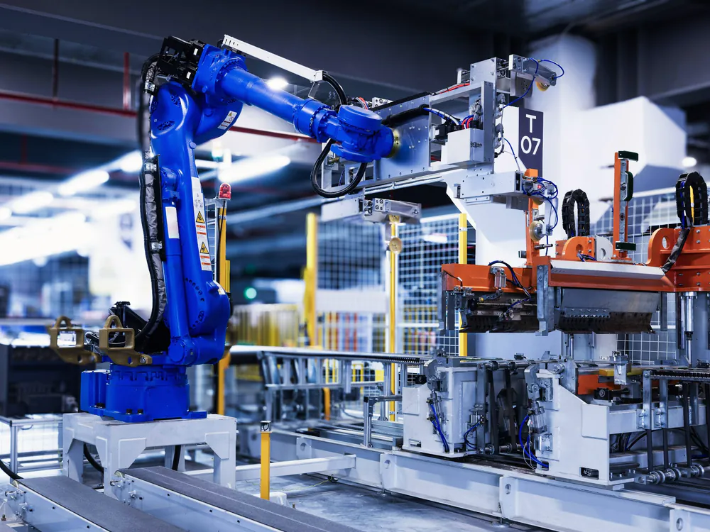 Blauwe robotarm bij een geautomatiseerde machine