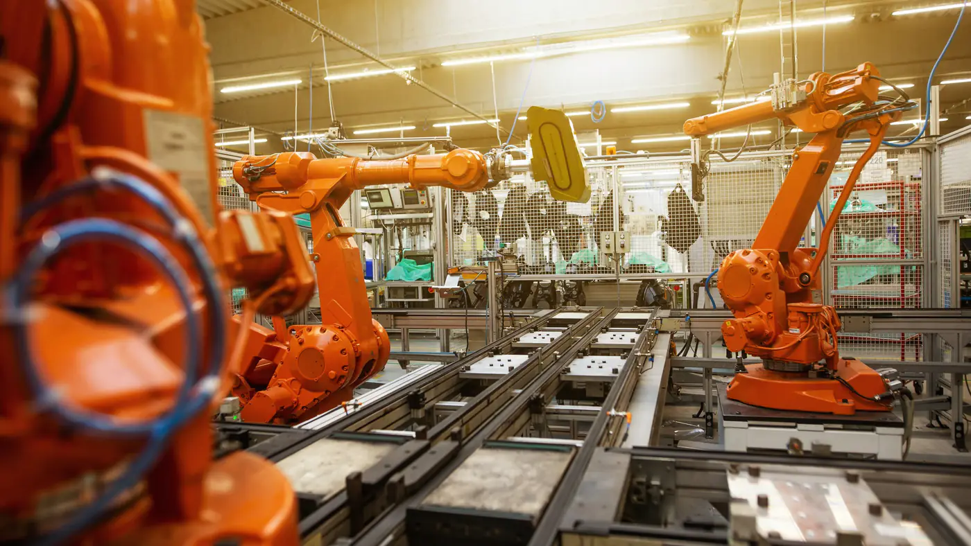 Oranje industriele robots aan een productielijn