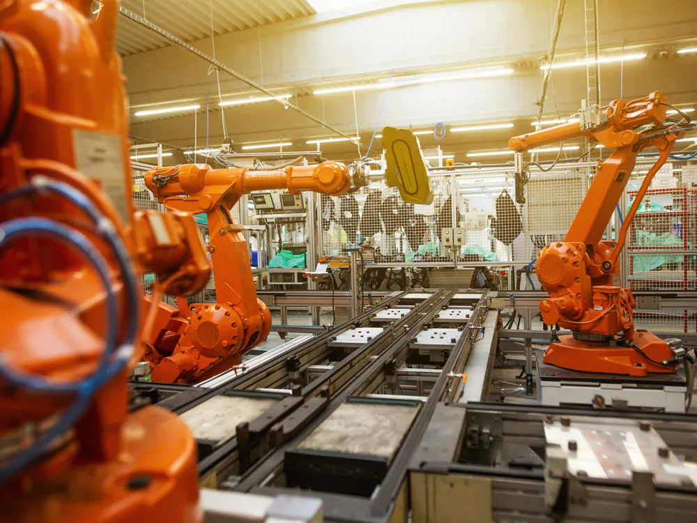 Oranje industriele robots aan een productielijn