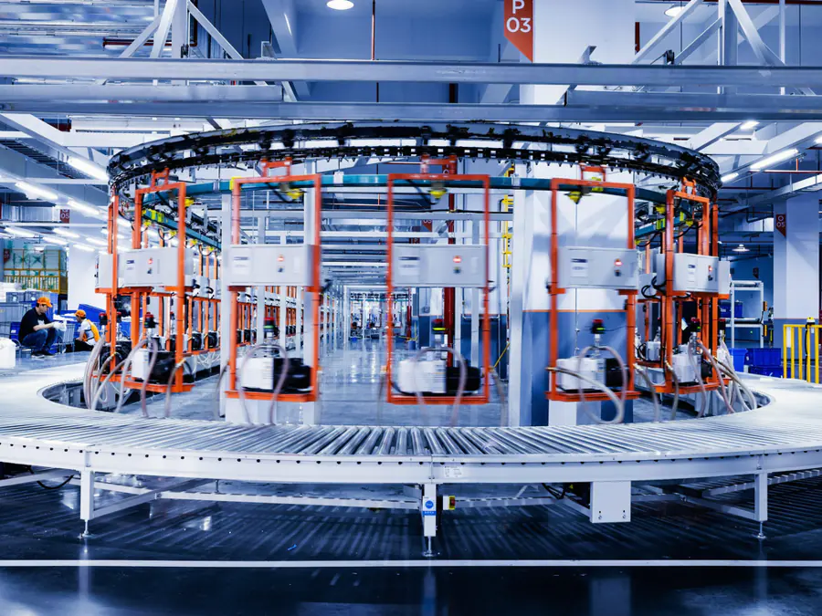 Rondlopende transportbaan in een geautomatiseerde fabriek