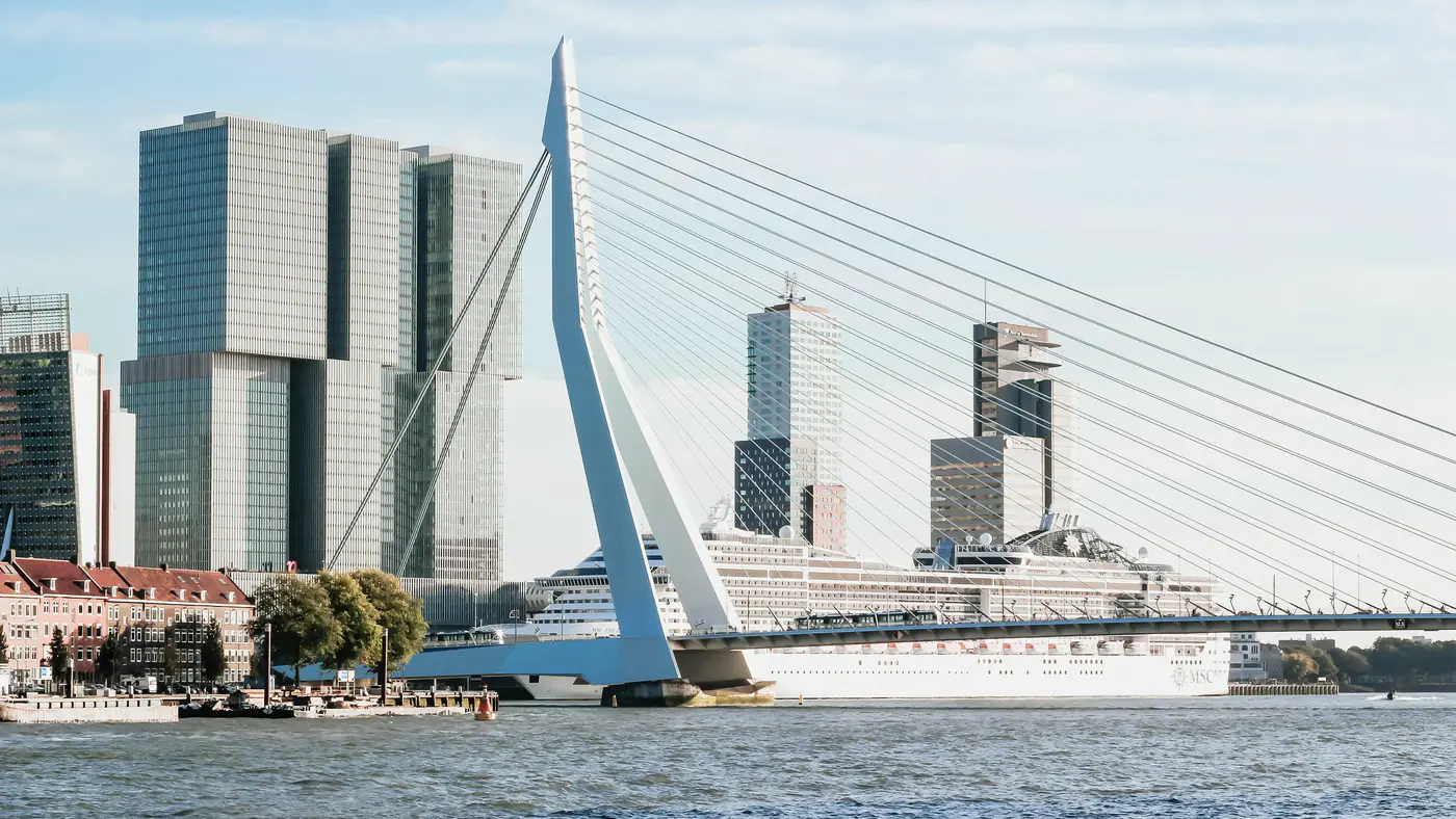 De Erasmusbrug en de skyline van Rotterdam aan de Maas