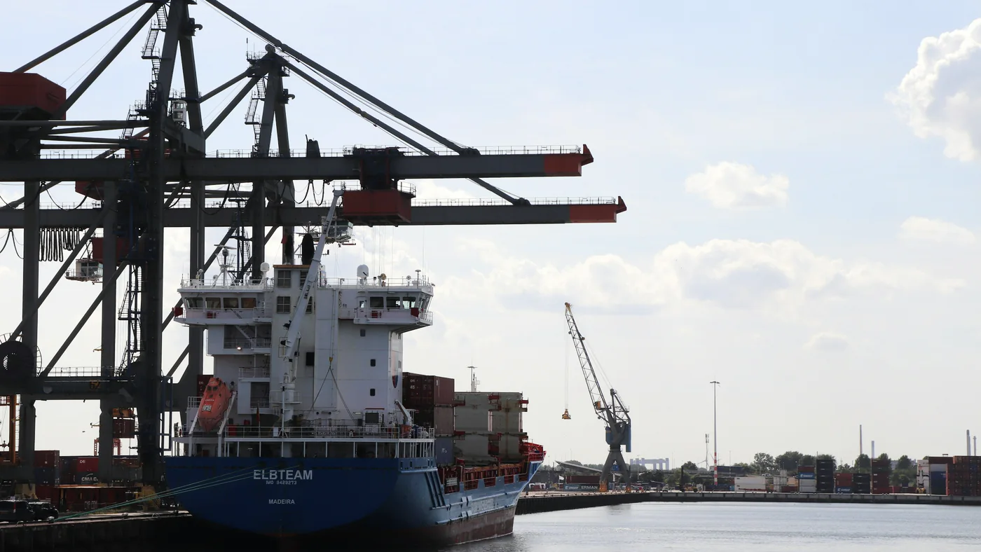 Vrachtschip aan de kade onder havenkranen in Rotterdam