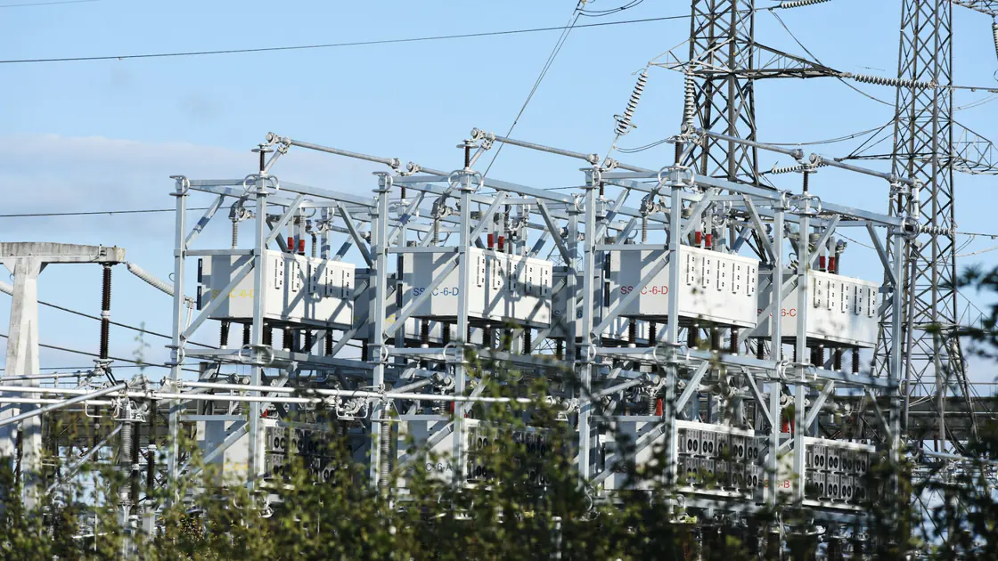 Schakelstation met hoogspanningsmasten