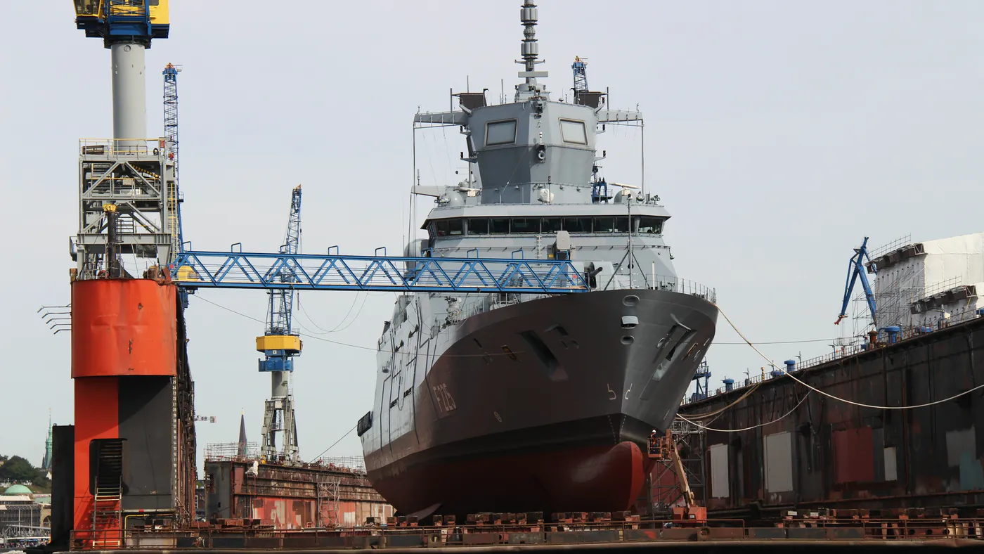 Marineschip in het droogdok van een scheepswerf