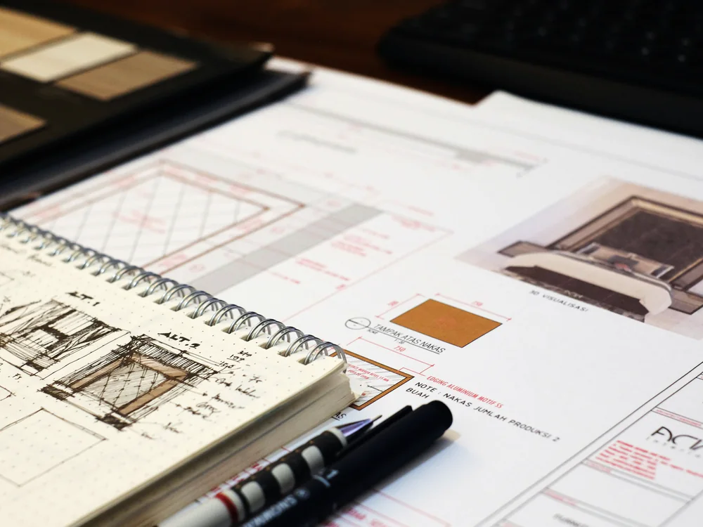Schetsboek met technische tekening, potlood en meetlat