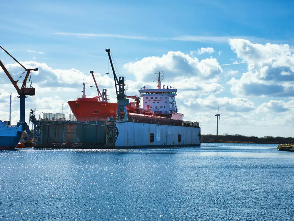 Schip in een drijvend dok