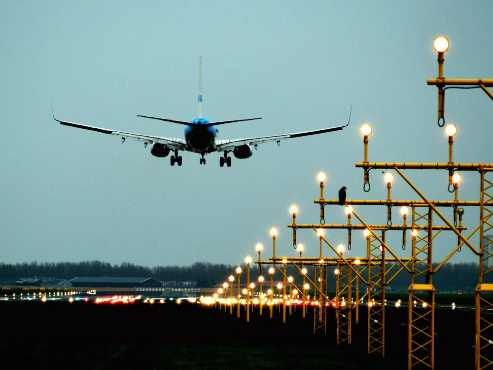 Naderingsverlichting en een landend vliegtuig bij Schiphol